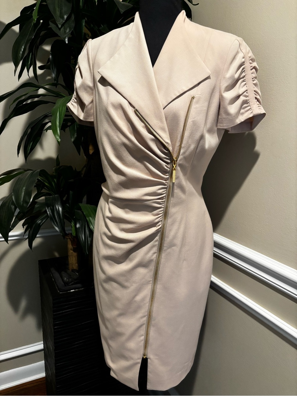 Ellen Tracy Elegant Cream With Gold Zip-Front Ruched Short Sleeve Dress
